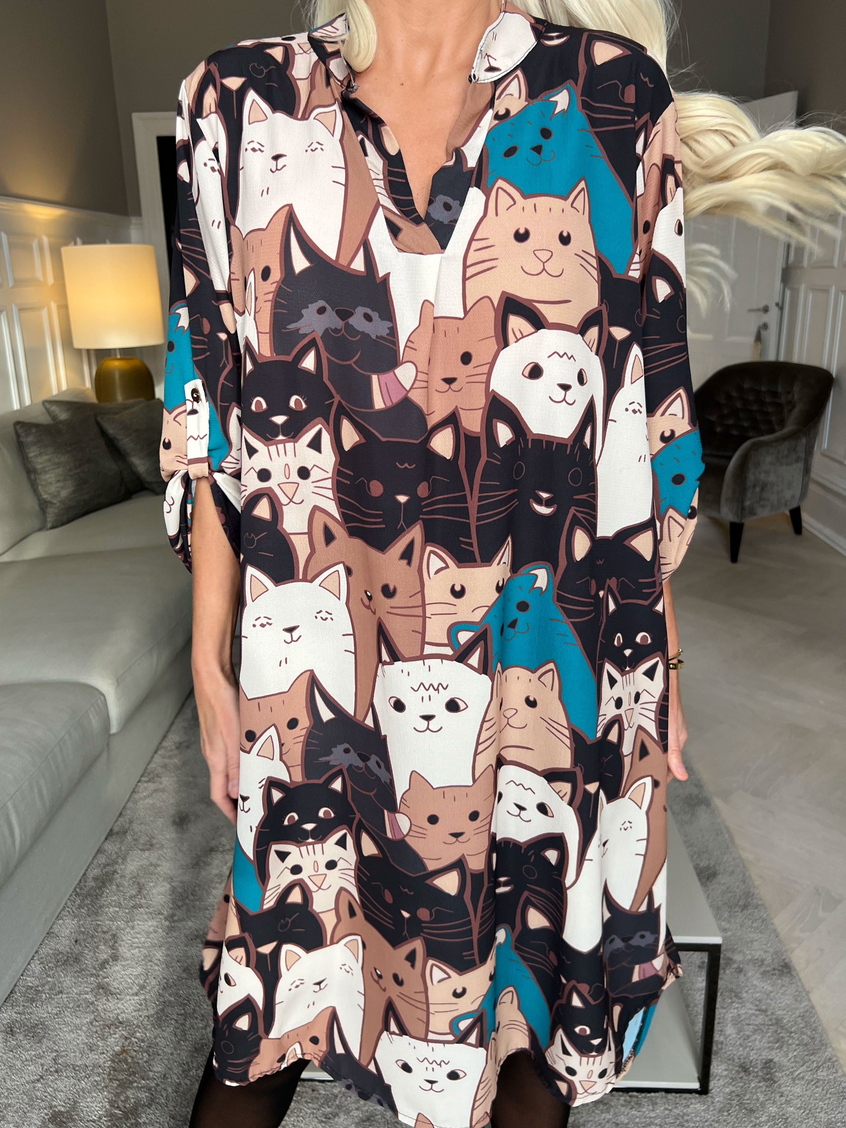 Vanesa Cat Long - Let og luftig kjole med katteprint